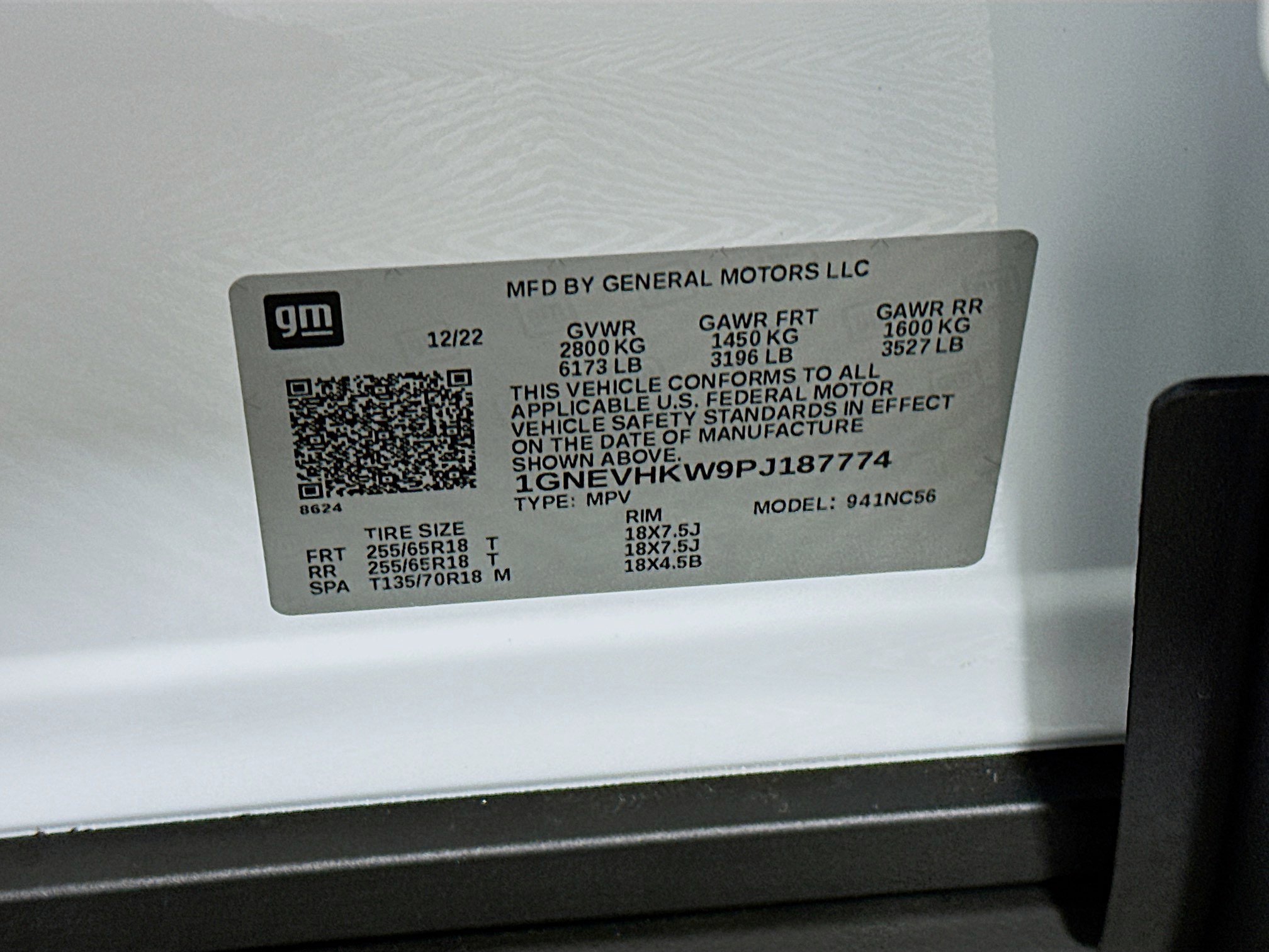 Used 2023 Chevrolet Traverse LT w/ Rear Camera Mirror Package image 12