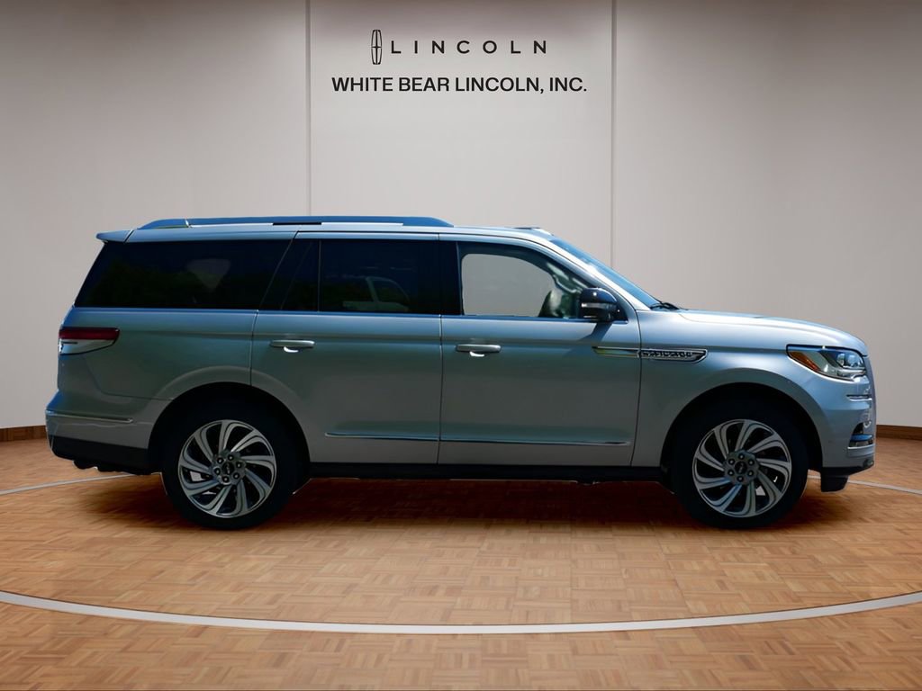 Used 2024 Lincoln Navigator Reserve AWD/4WD image 4