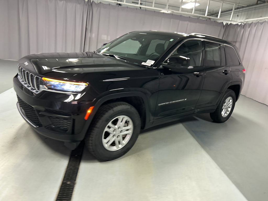 Used 2025 Jeep Grand Cherokee Laredo w/ Luxury Tech Group I AWD/4WD image 3