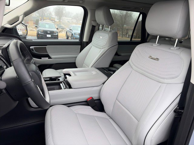 Used 2025 Ford Expedition Platinum w/ Platinum Ultimate Package AWD/4WD image 10