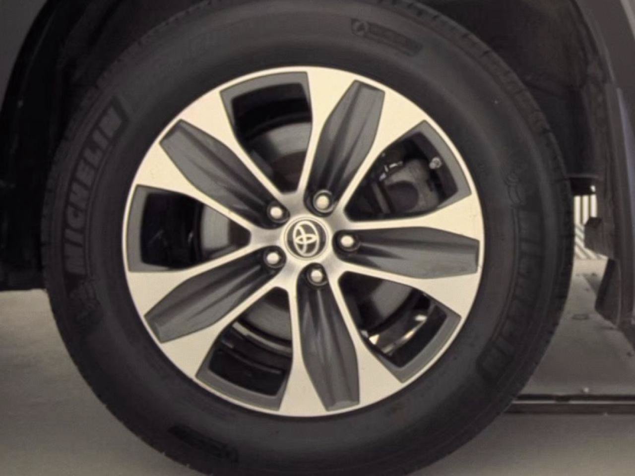 Used 2022 Toyota Highlander XLE AWD/4WD image 8