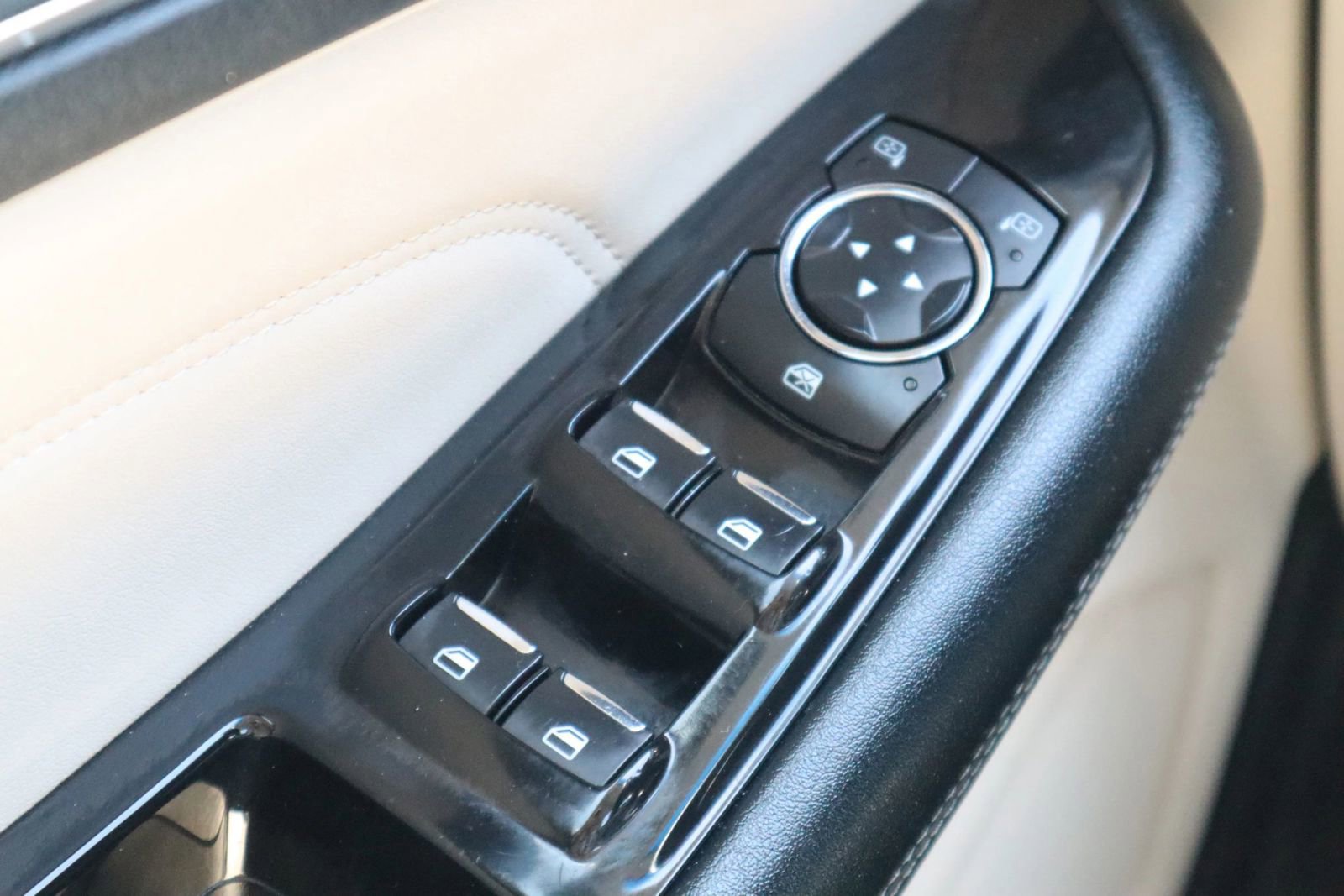 Used 2017 Ford Edge Titanium w/ Equipment Group 301A FWD image 29