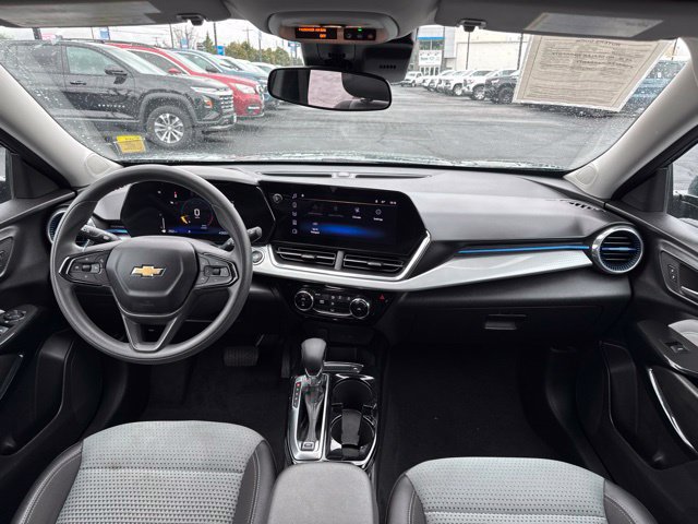 Used 2025 Chevrolet Trax LT FWD image 12
