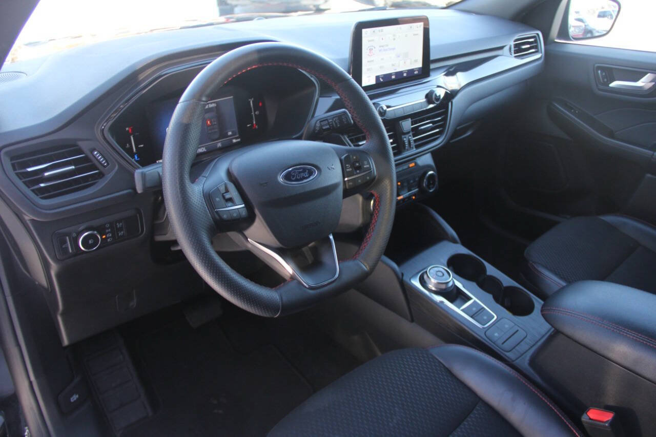 Certified 2025 Ford Escape ST-Line Select AWD/4WD image 28