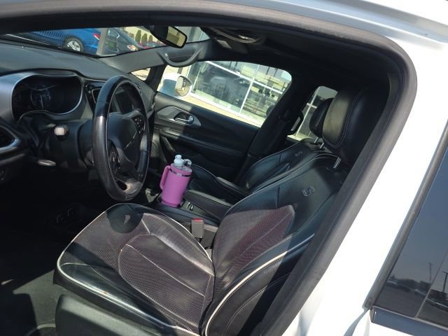 Used 2018 Chrysler Pacifica Limited image 3