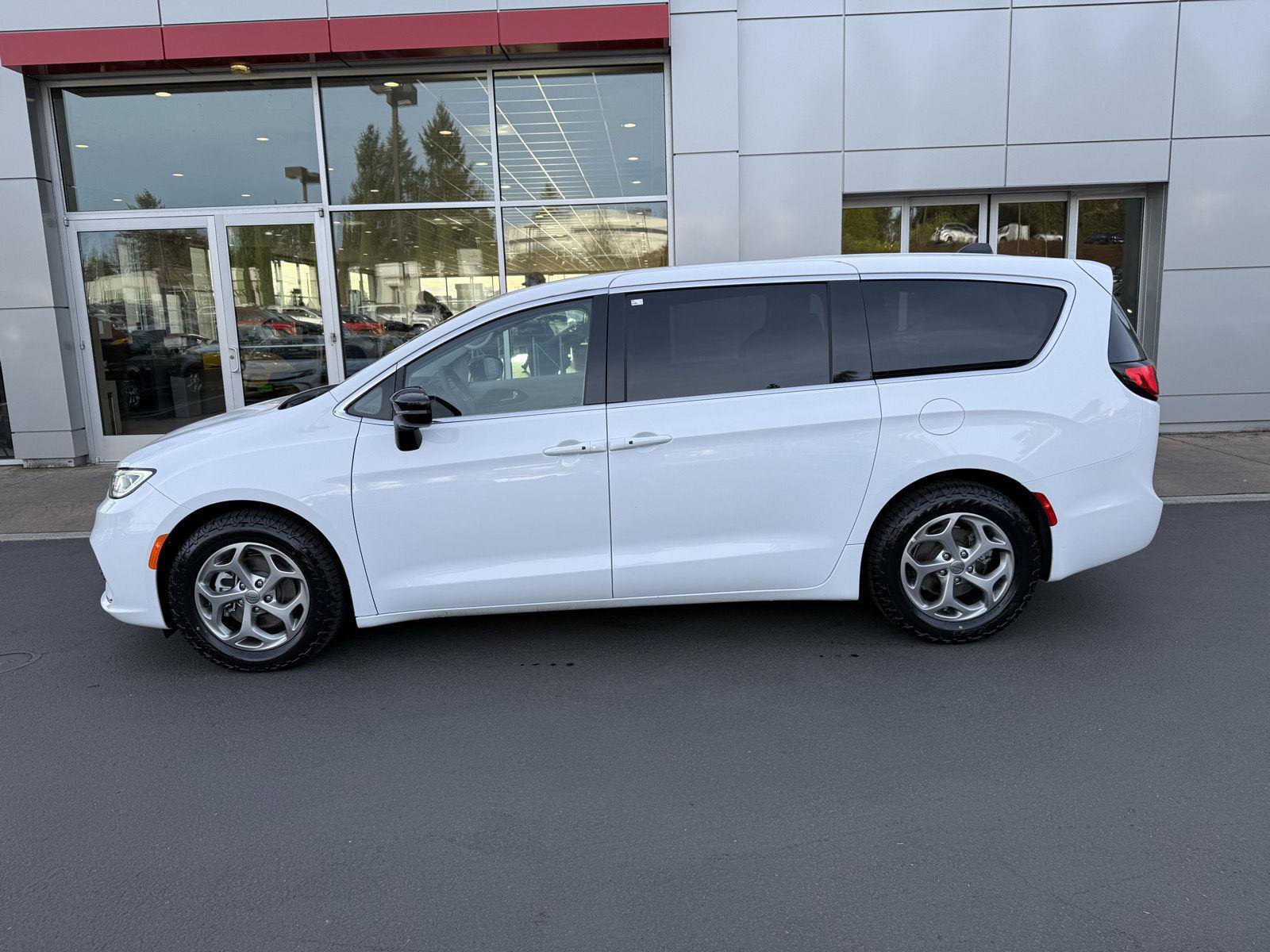 Used 2024 Chrysler Pacifica Limited image 2