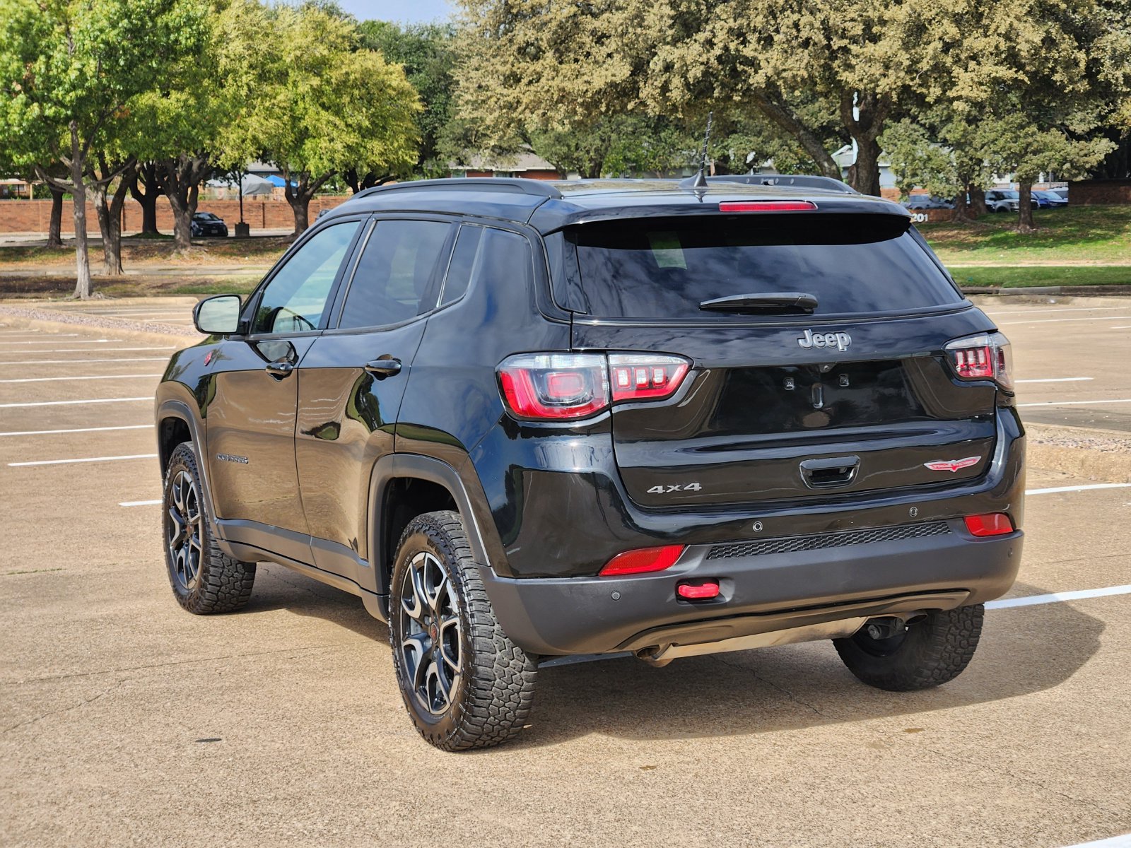 Used 2025 Jeep Compass Trailhawk AWD/4WD image 4