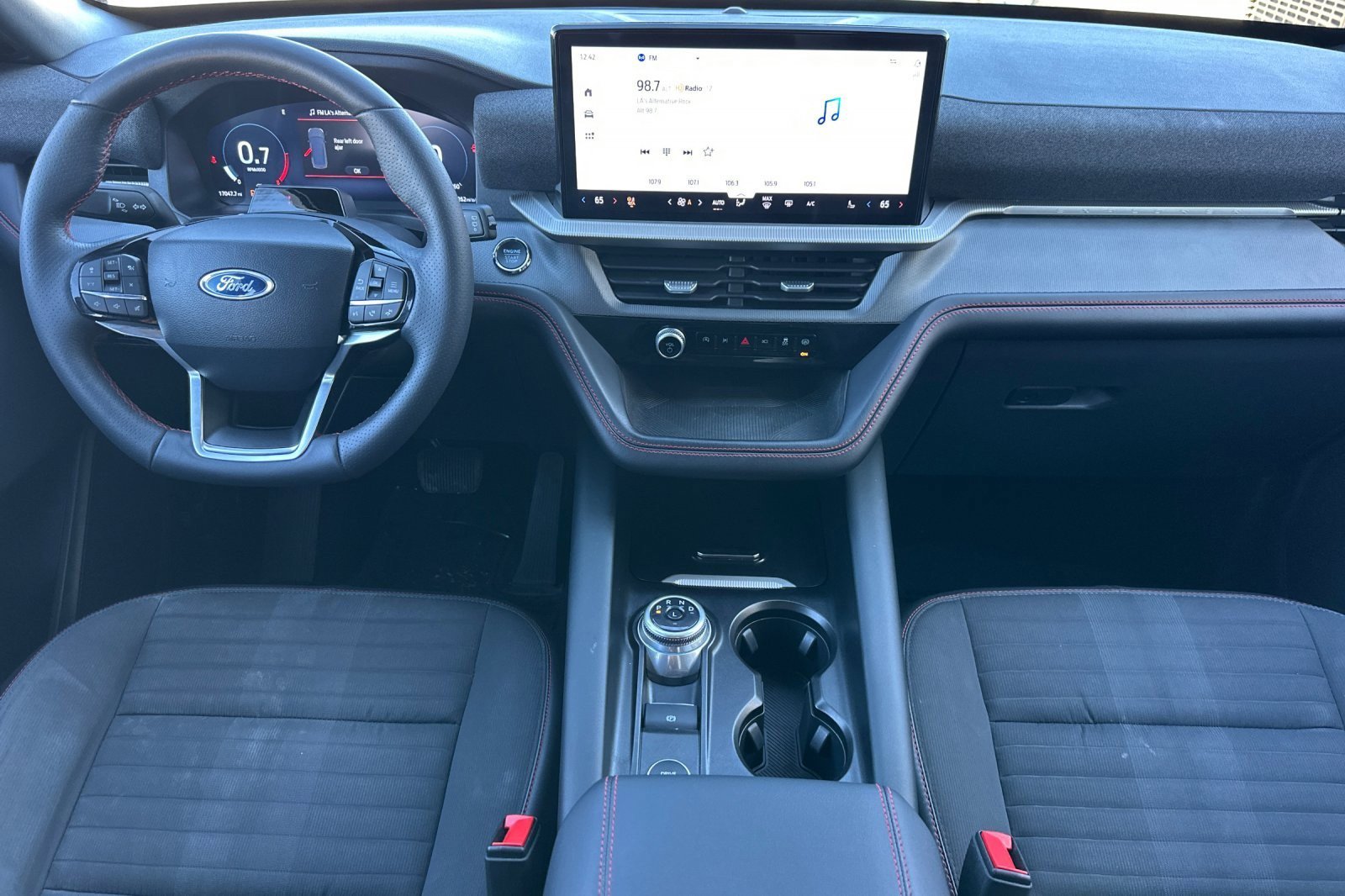 Used 2025 Ford Explorer ST-Line w/ ST-Line Street Pack image 12