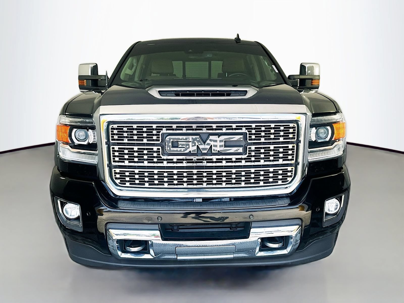 Used 2019 GMC Sierra 2500 Denali w/ Duramax Plus Package AWD/4WD image 2