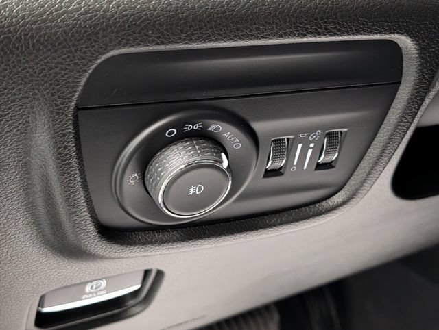Used 2023 Jeep Grand Cherokee Limited w/ Luxury Tech Group II AWD/4WD image 15