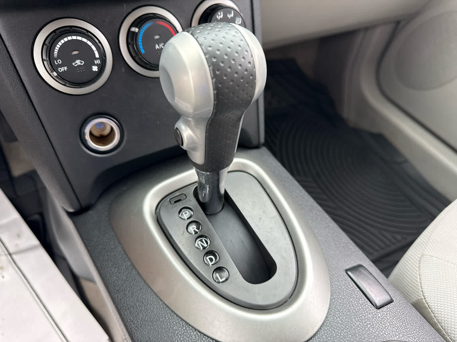 Used 2015 Nissan Rogue S w/ Convenience Package AWD/4WD image 18