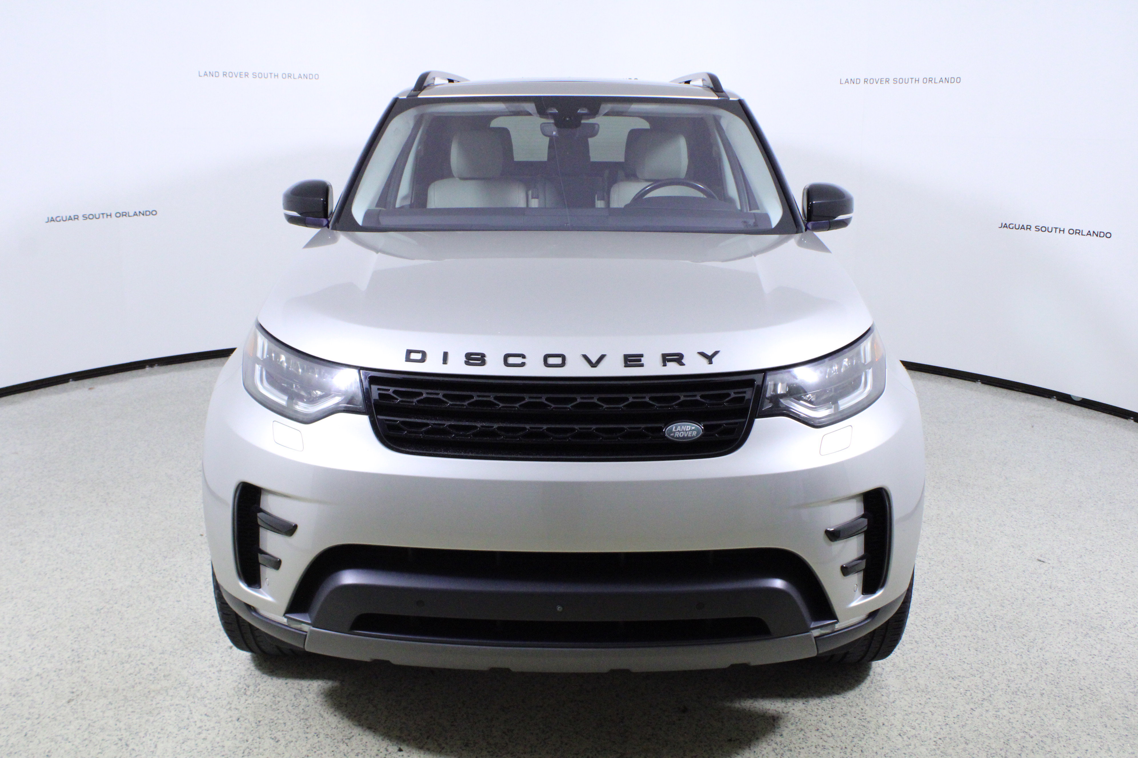 Used 2017 Land Rover Discovery HSE image 2