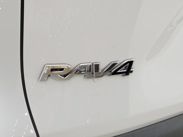 Used 2021 Toyota RAV4 LE AWD/4WD image 9