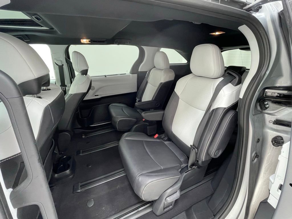 Used 2025 Toyota Sienna XSE image 11