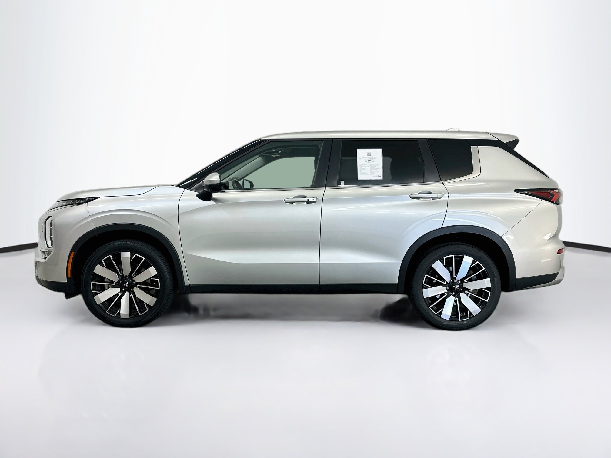 Used 2025 Mitsubishi Outlander SE AWD/4WD image 4