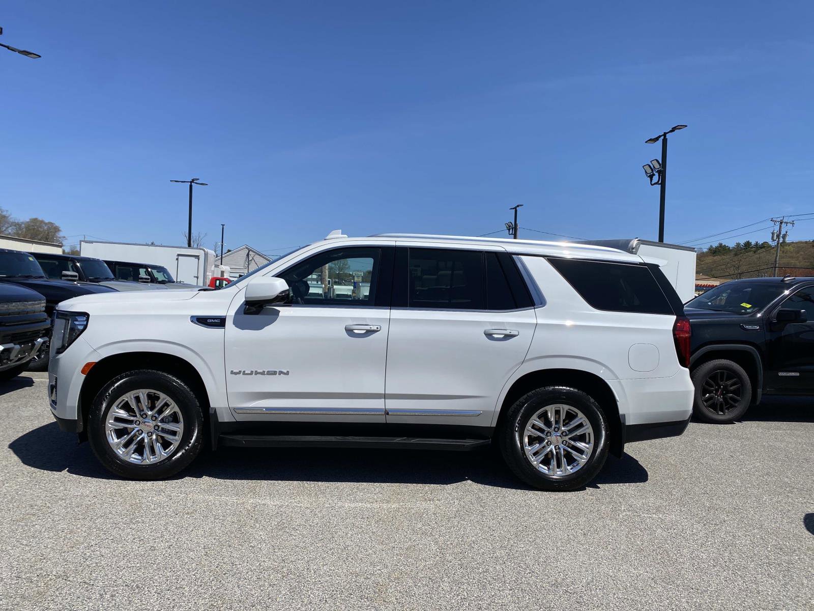 Used 2023 GMC Yukon SLT w/ SLT Premium Package AWD/4WD image 2