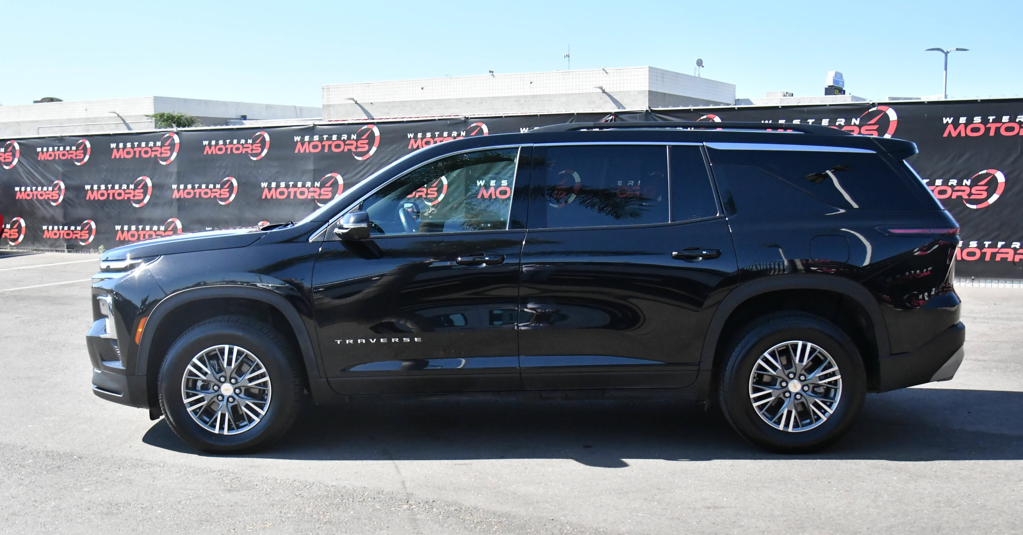 Used 2024 Chevrolet Traverse LT FWD image 4