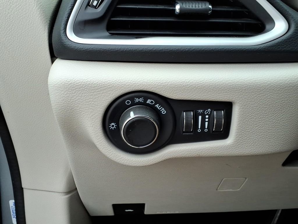 Used 2023 Chrysler Voyager LX image 20