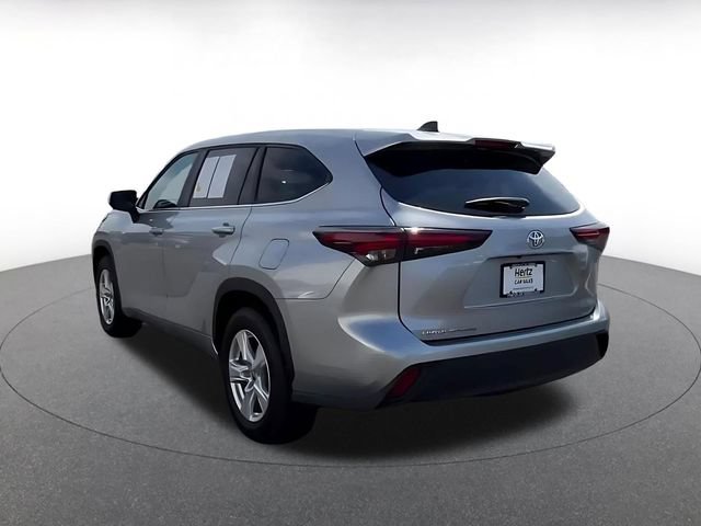 Used 2025 Toyota Highlander LE FWD image 6