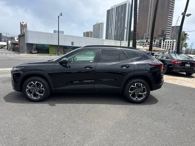 Used 2024 Chevrolet Trax LT w/ LPO, Blackout Package FWD image 4