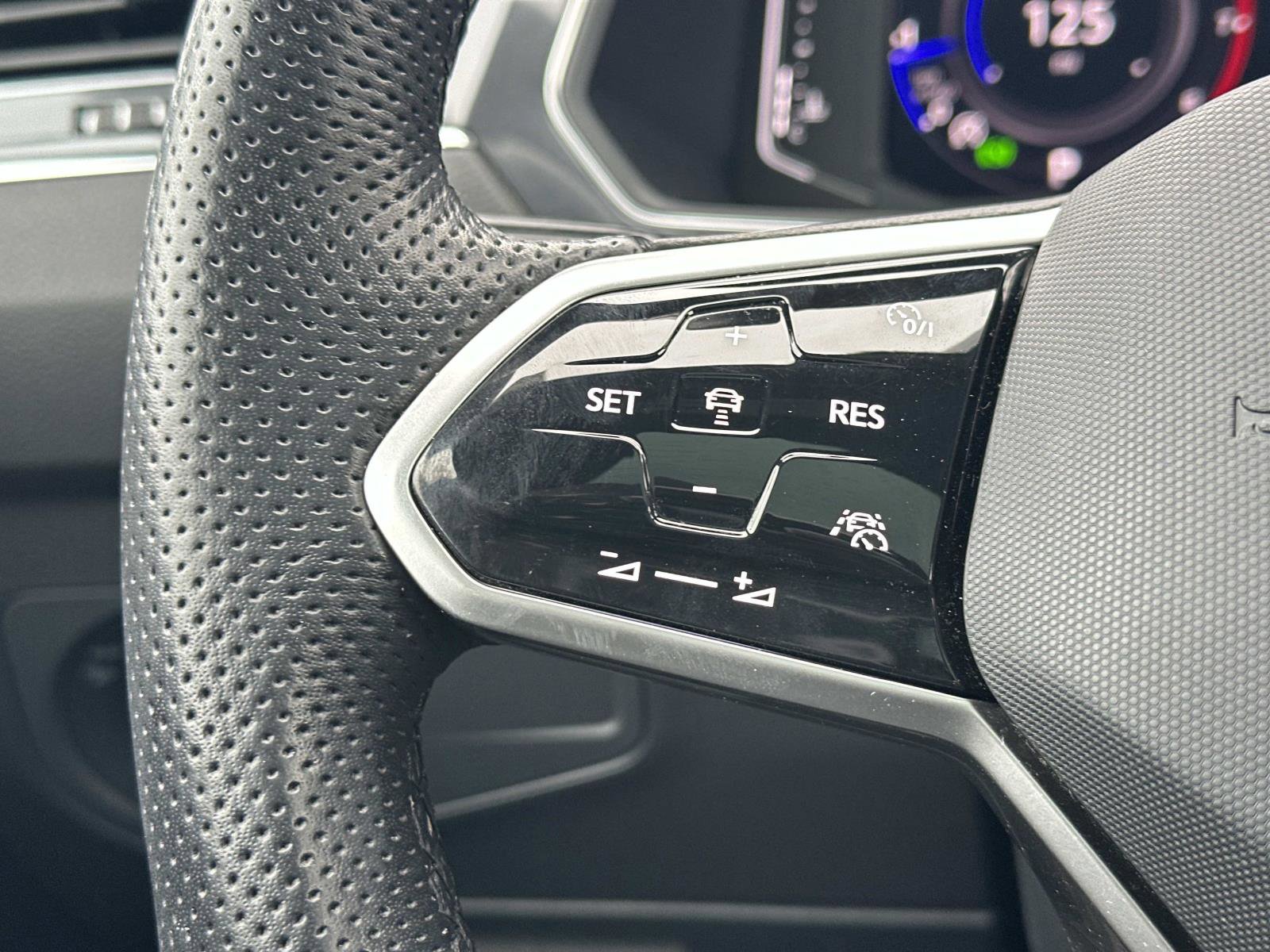 Used 2022 Volkswagen Tiguan SEL R-Line image 23