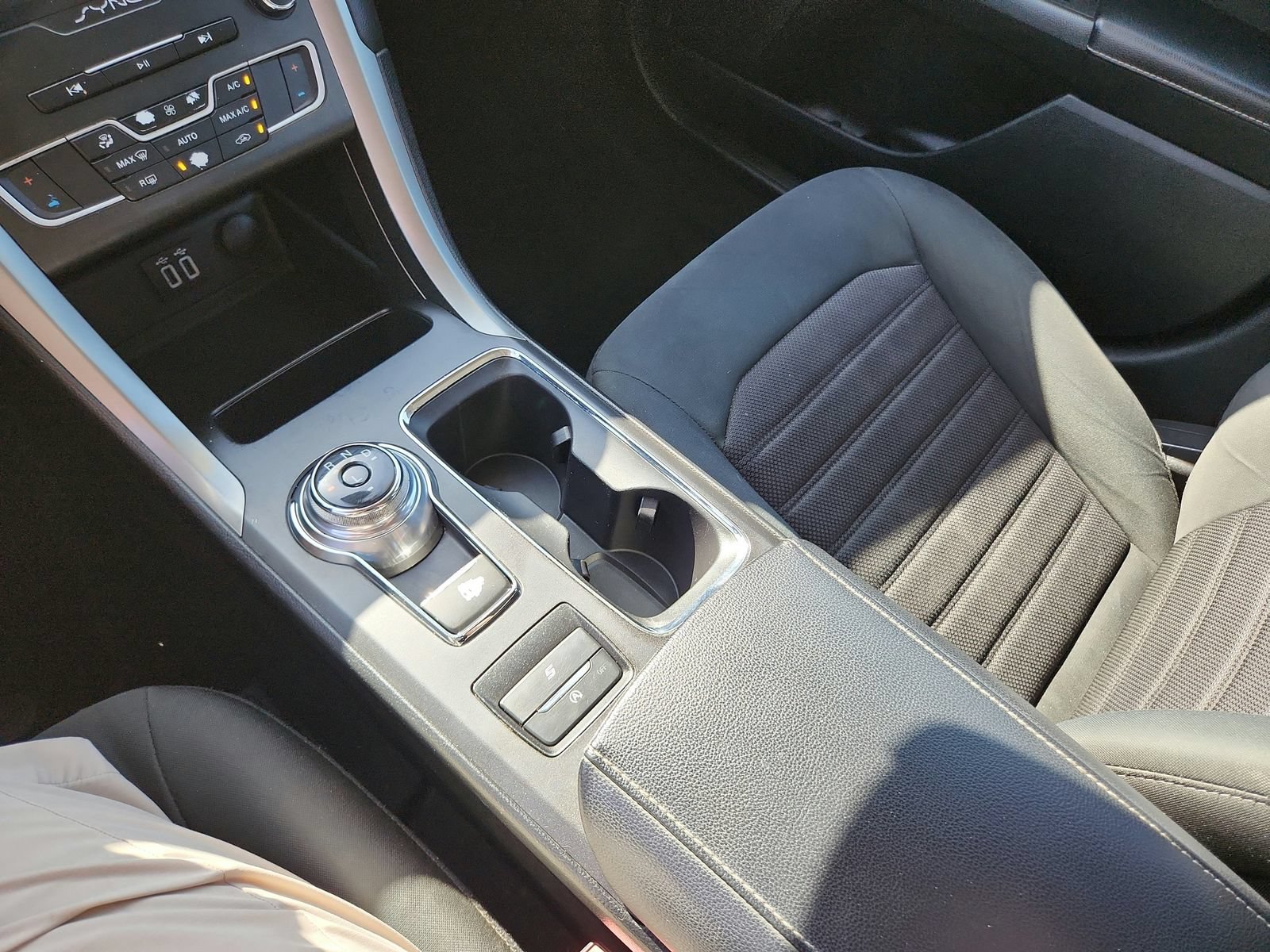 Used 2020 Ford Fusion SE FWD image 16