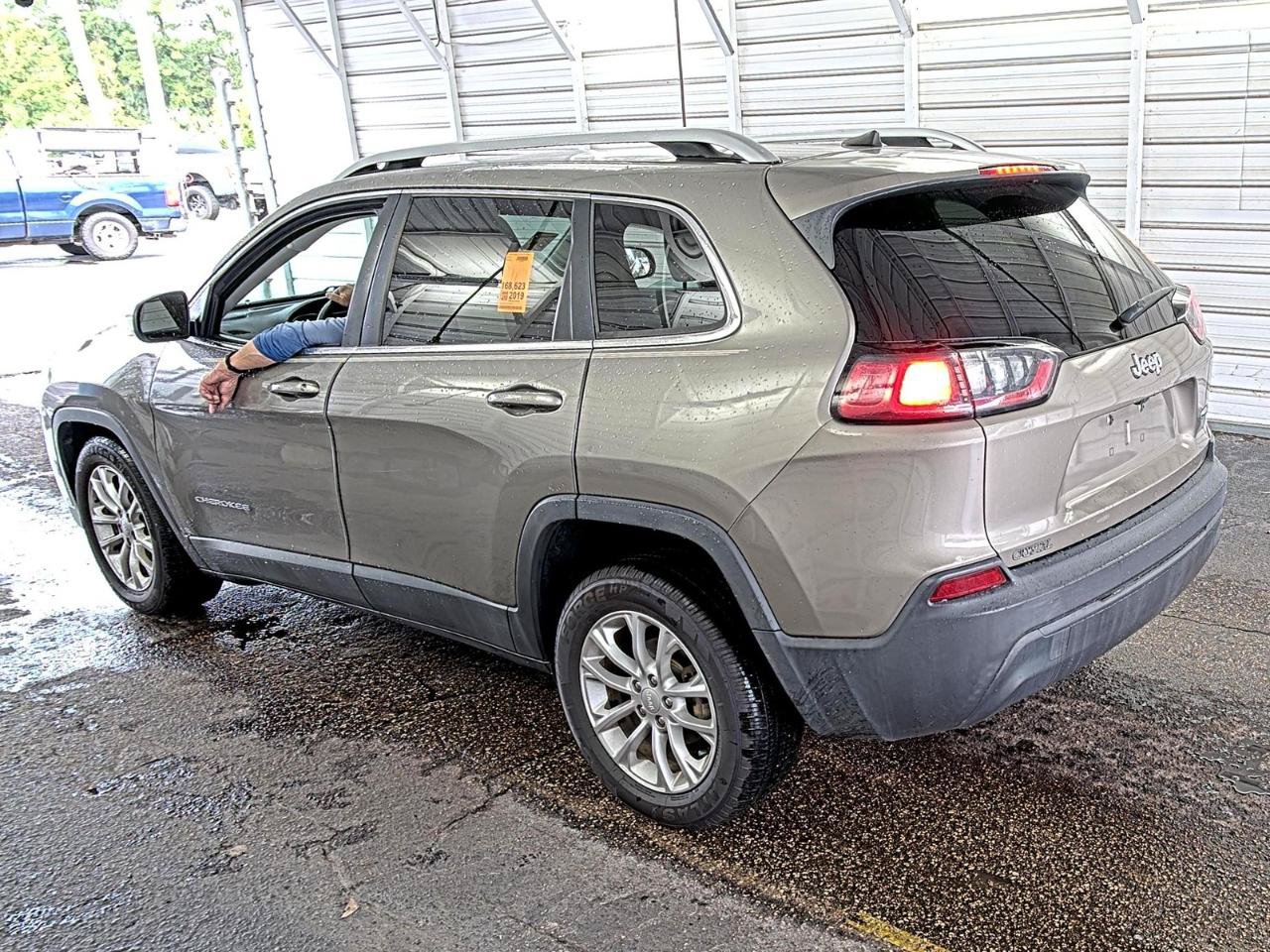Used 2019 Jeep Cherokee Latitude w/ Popular Appearance Group FWD image 5