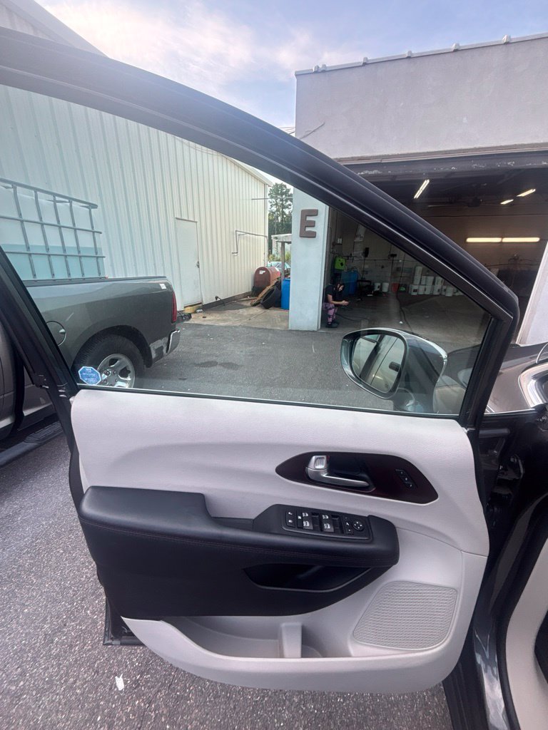 Used 2017 Chrysler Pacifica Limited w/ Tire & Wheel Group FWD image 11