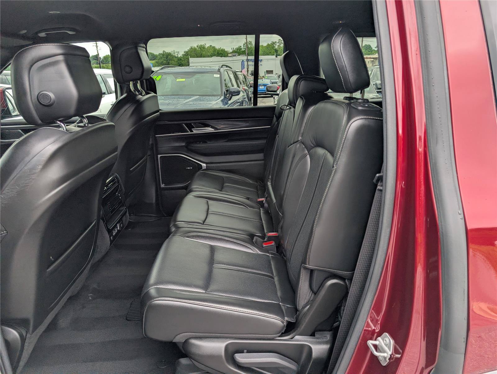 Used 2022 Jeep Wagoneer Series I AWD/4WD image 16