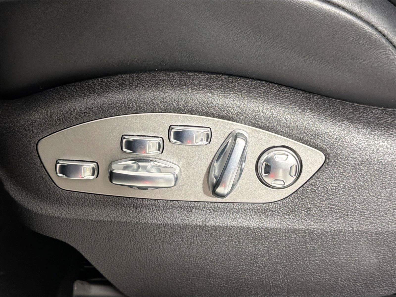 Certified 2026 Porsche Macan Turbo AWD/4WD image 32