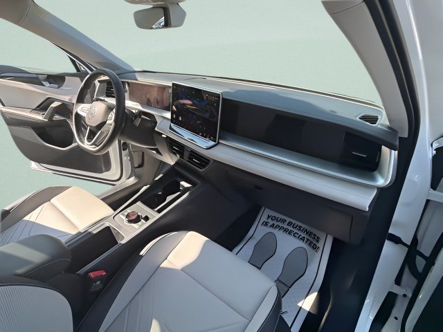 Certified 2025 Volkswagen Tiguan SE FWD image 24