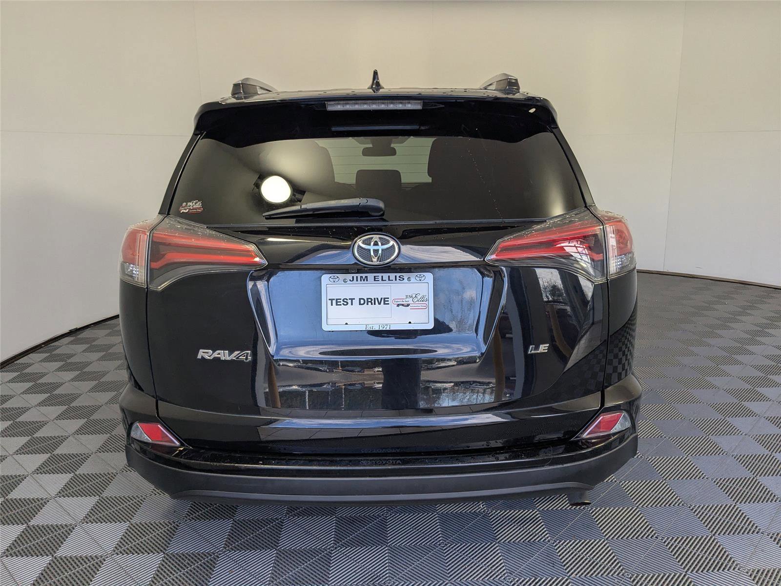 Used 2018 Toyota RAV4 LE image 4