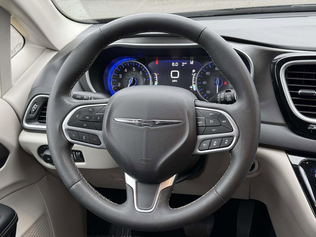 Used 2024 Chrysler Pacifica Touring-L FWD image 20