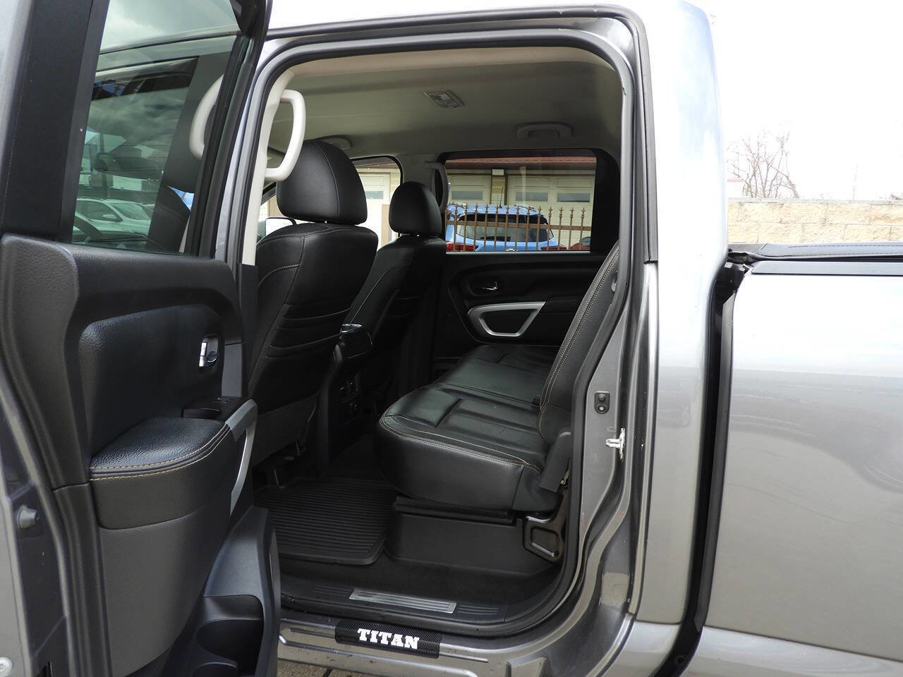 Used 2018 Nissan Titan SL w/ Chrome Package image 22