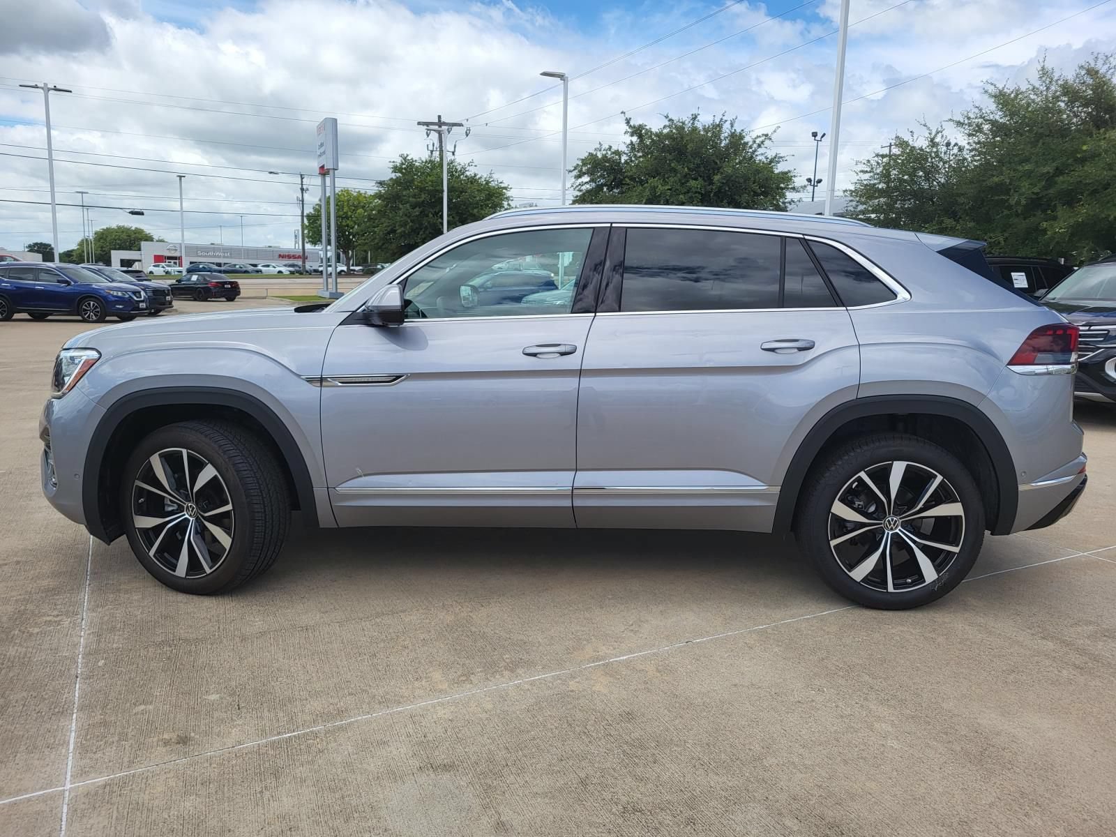 Used 2024 Volkswagen Atlas Cross Sport SEL Premium R-Line AWD/4WD image 9