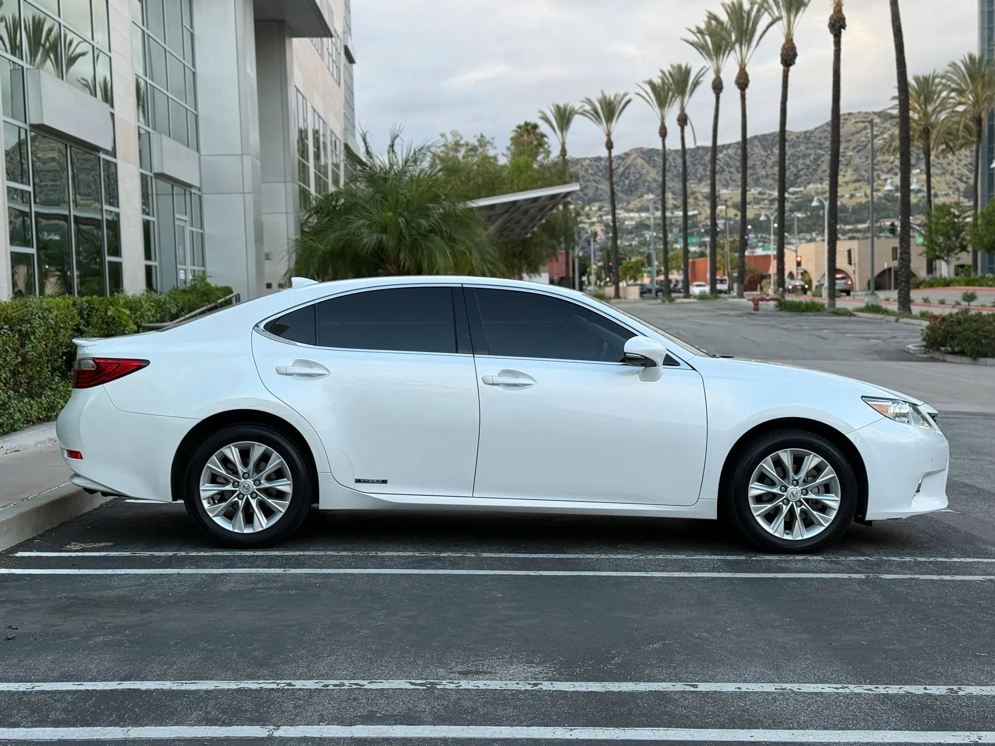Used 2015 Lexus ES 300h w/ Navigation System Package FWD image 5