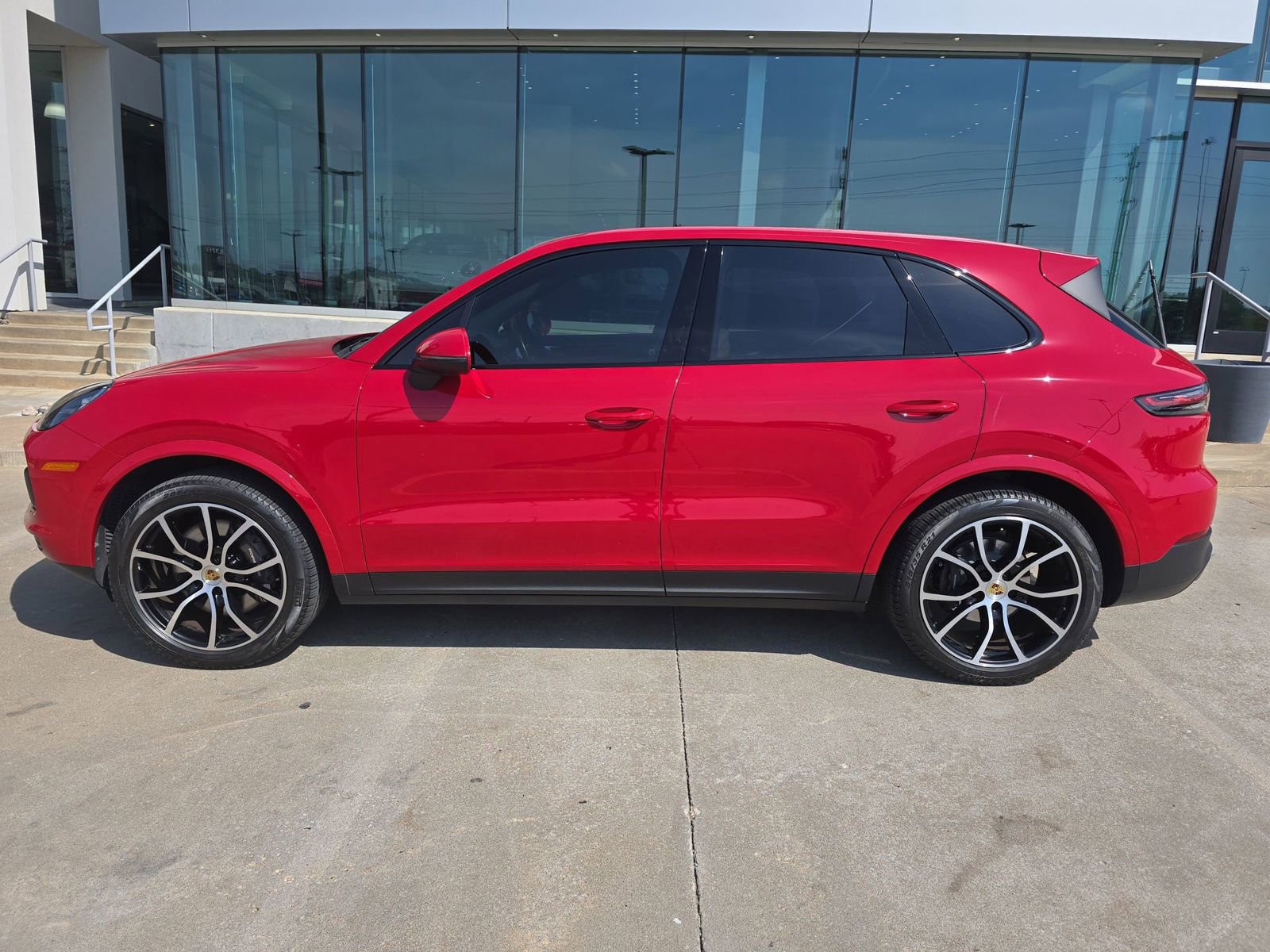 Used 2021 Porsche Cayenne image 2