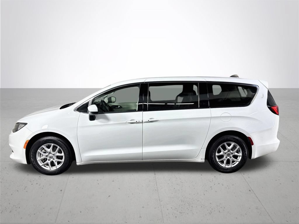Used 2023 Chrysler Voyager LX FWD image 9