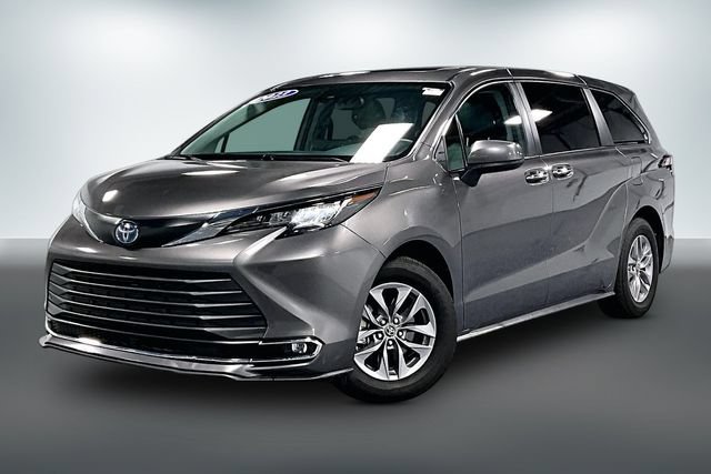 Used 2023 Toyota Sienna XLE AWD/4WD image 3
