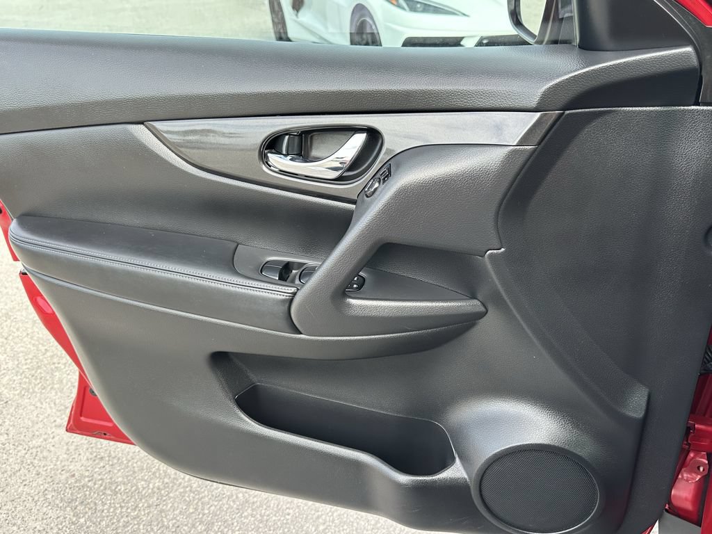 Used 2017 Nissan Rogue SV w/ SV Premium Package FWD image 24