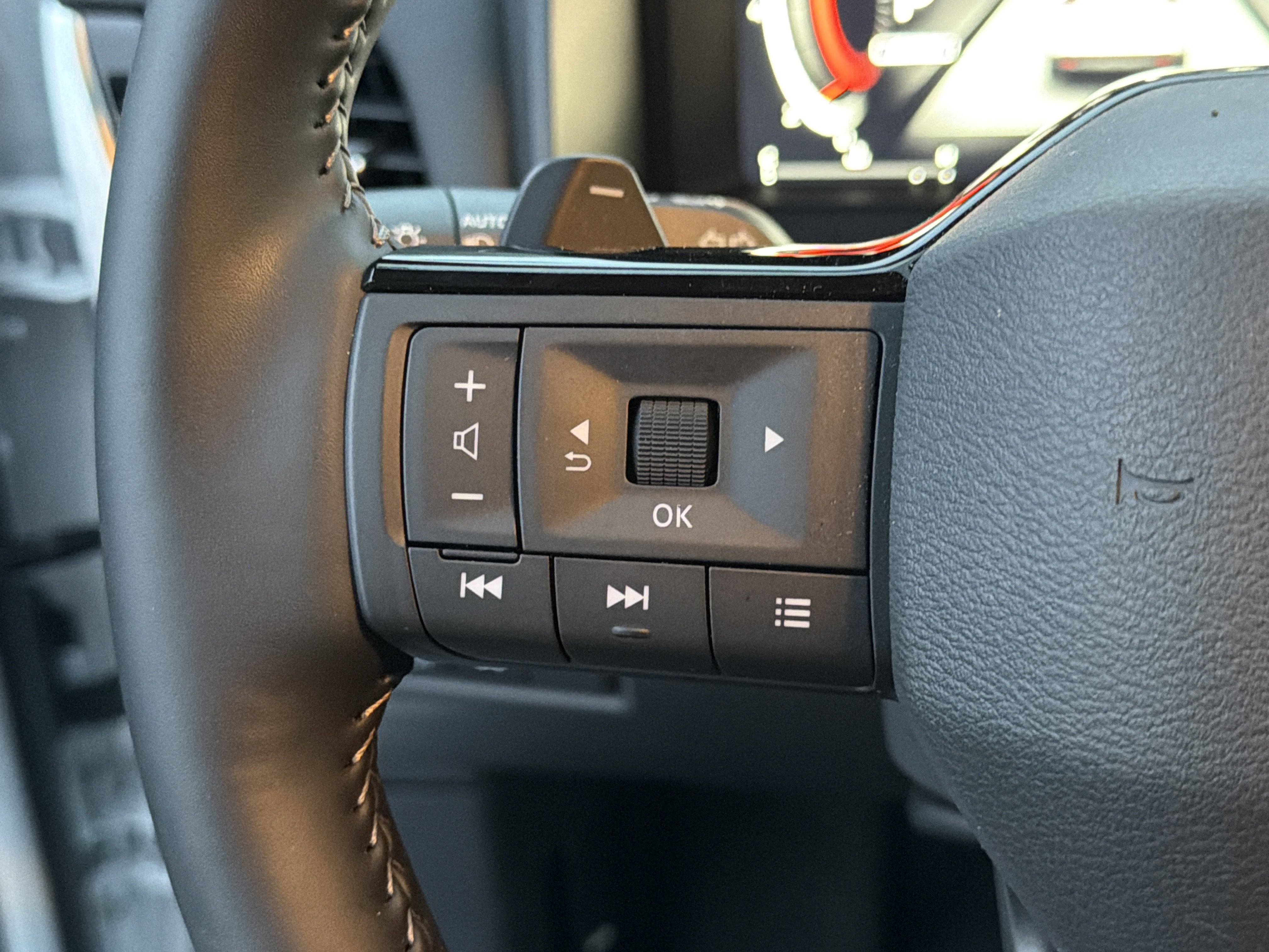 Used 2025 Nissan Rogue SL image 26