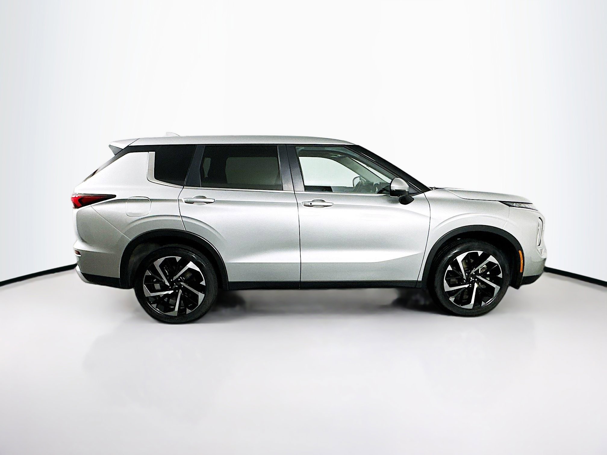Used 2024 Mitsubishi Outlander SE image 10