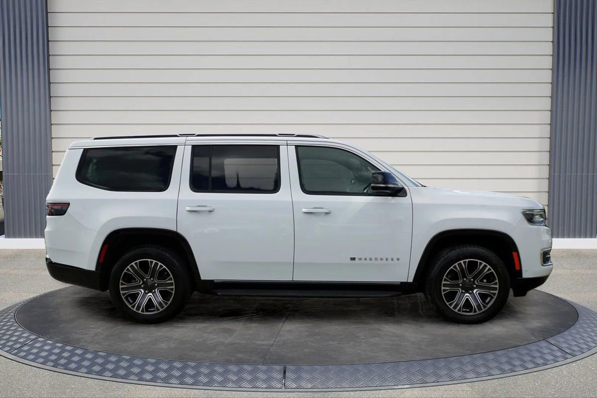 Used 2024 Jeep Wagoneer Series II w/ Flexible Seating Group RWD image 8