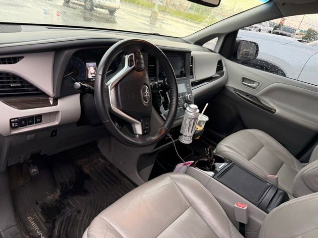 Used 2017 Toyota Sienna XLE Premium FWD image 12