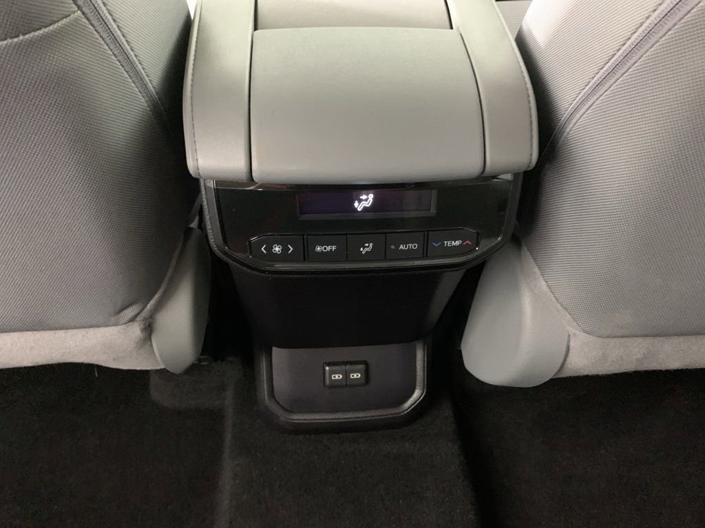 Used 2024 Toyota Highlander LE AWD/4WD image 33