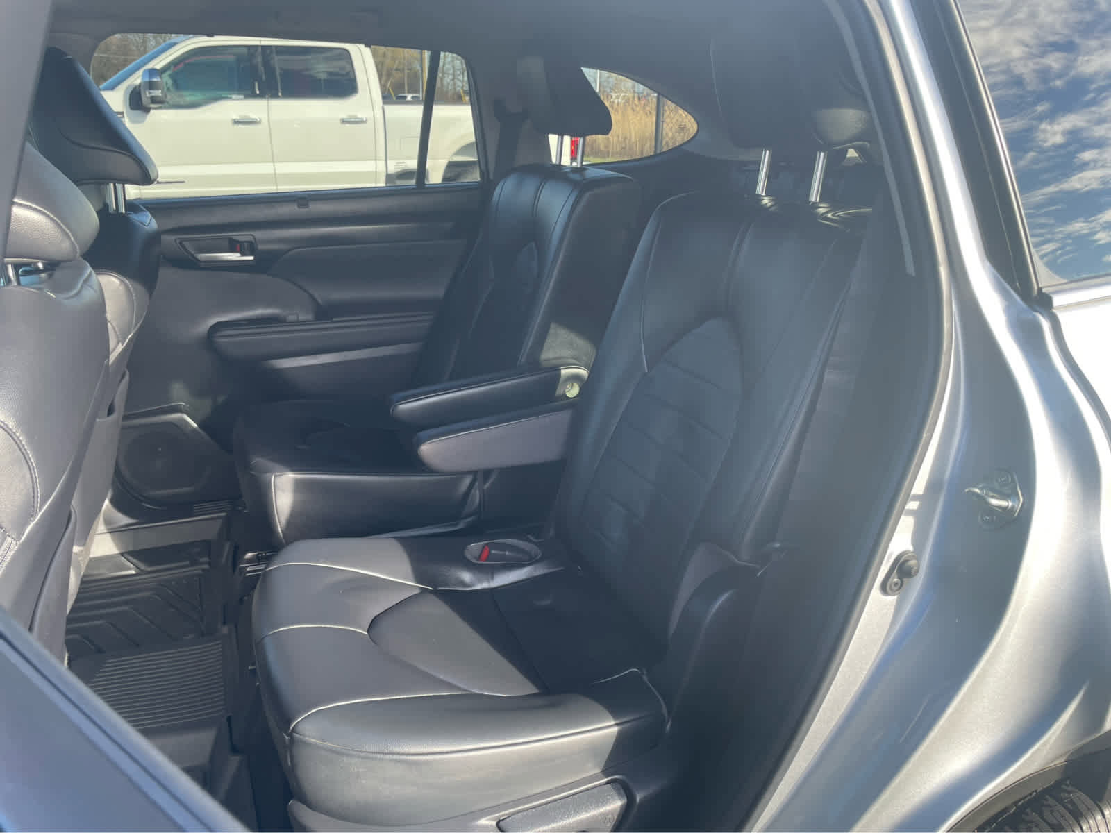 Used 2023 Toyota Highlander XLE image 32