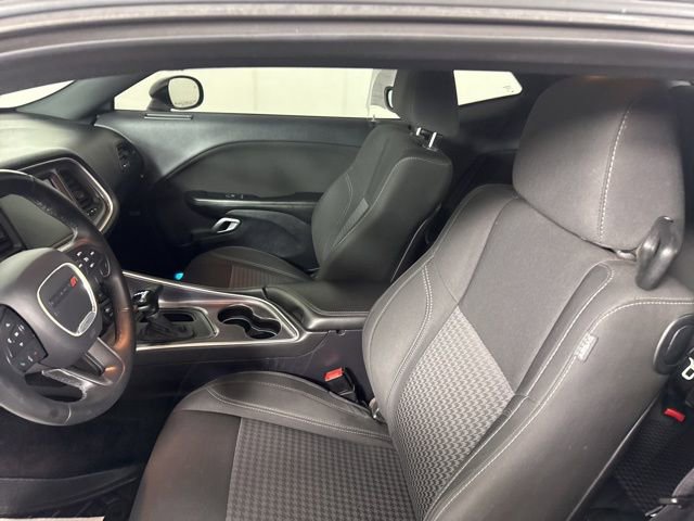 Used 2016 Dodge Challenger SXT w/ Driver Convenience Group RWD image 21