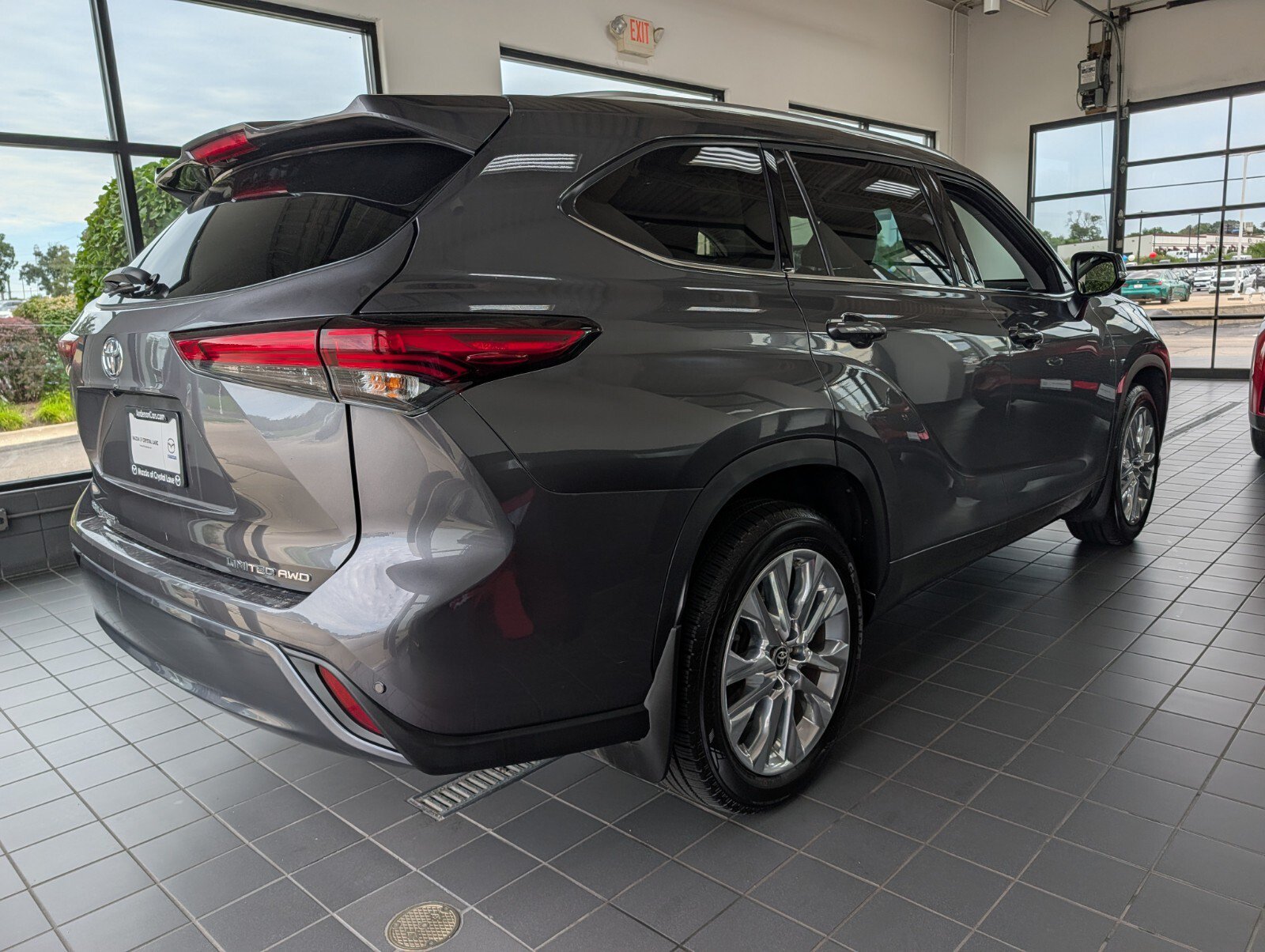 Used 2023 Toyota Highlander Limited AWD/4WD image 2