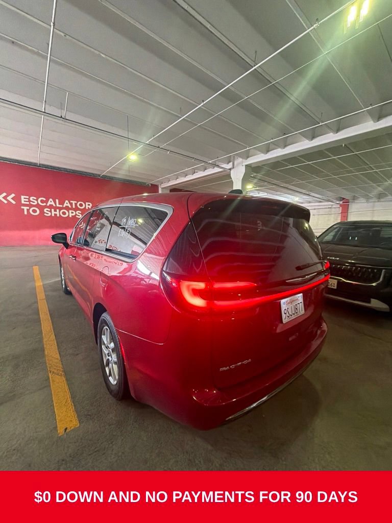 Used 2025 Chrysler Pacifica Select FWD image 4