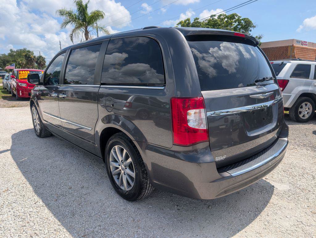 Used 2014 Chrysler Town & Country Touring-L FWD image 5